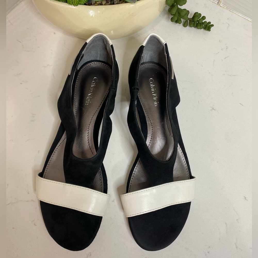 Calvin Klein Bennie Women’s Black and White Shoes Classic Open toe Size 6M